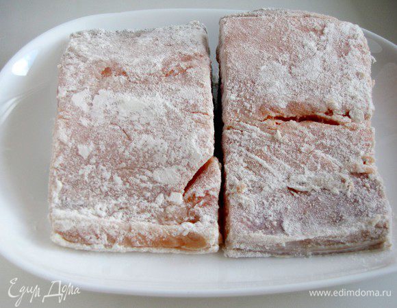 Куски лосося промокнуть бумажными полотенцами, посолить и поперчить. Обвалять в муке, излишки муки стряхнуть.