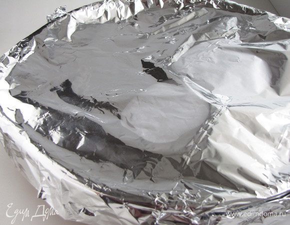 Накрыть листом фольги и поставить в духовку, разогретую до 180 град., на 20 минут.