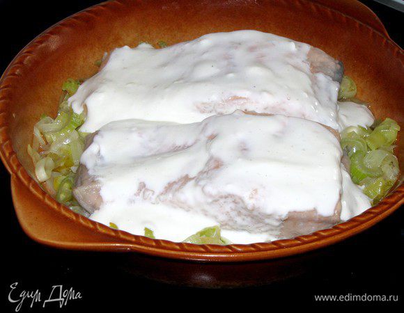 Достать форму с рыбой из духовки. Полить лосося приготовленным сырным соусом и, не накрывая, вернуть в духовку еще на 15 минут, до легкого зарумянивания. 