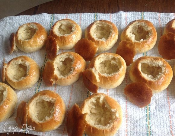 Теперь самое интересное!))) Булочки остудить и аккуратно срезать сверху крышечку и вынуть ,как говорят шведы,булочные потрошка)))я это делала чайной ложкой...тесто нежное и очень легкое....