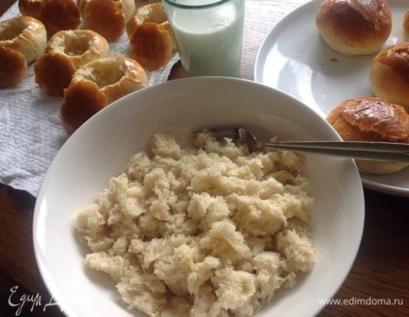 Делаем миндальную пасту для начинки: Всю сердцевинку из булочек сложить в миску и залить теплым молоком (200 мл)....размять вилкой ...