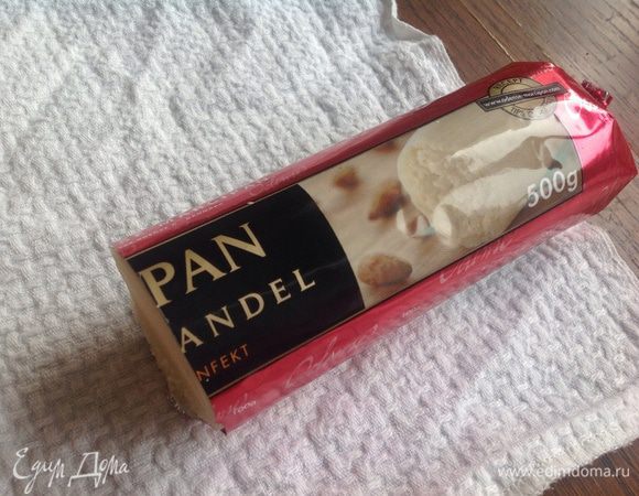 В этот раз я готовила с марципаном,но можно размолоть 125 г миндаля со стаканом сахара (и заметить марципан)/