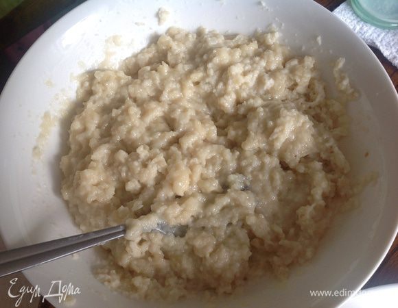 Марципан или миндаль с сахаром растереть до однородности с булочными потрашками в молоке. Начинка готова!