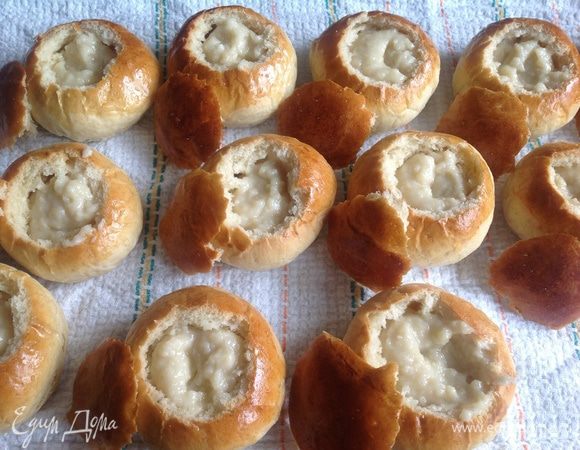 Затем каждую булочку заполняем миндальной пастой...