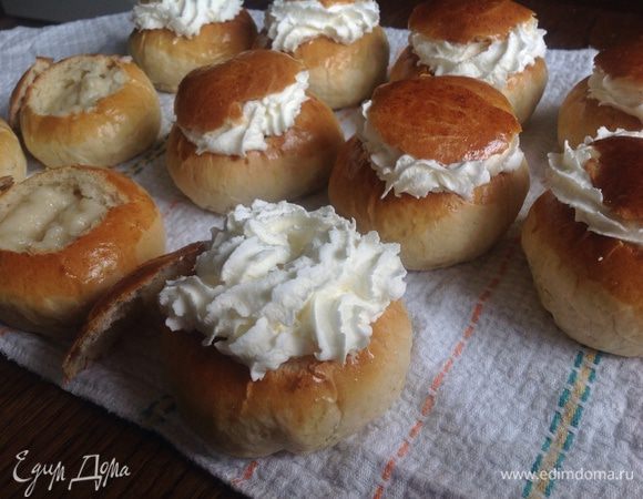 Взбиваем сливки с пудрой и сверху с помощью кондитерского мешка украшаем/