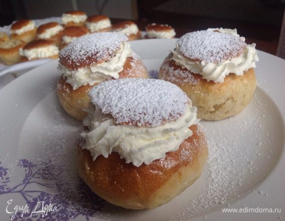 Накрываем крышечкой и посыпаем сахарной пудрой....красота!)