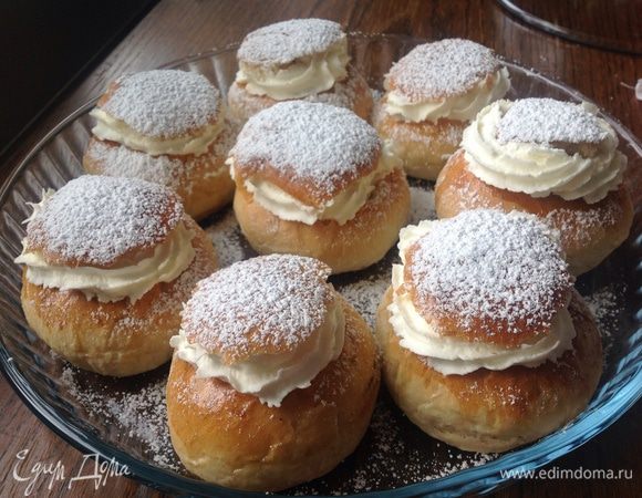 Очень получился длинный рецепт,хотелось все подробно объяснить,но сам процесс совершенно не сложный, а результат потрясающий!!!
Булочки нежные и сочные....начинка не приторная....все очень гармонично!
Приятного аппетита!)))