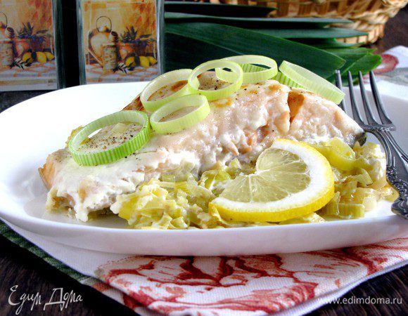 Подавать рыбу на луковой подушке. На гарнир хорошо подойдет картофельное пюре и зеленый салат.