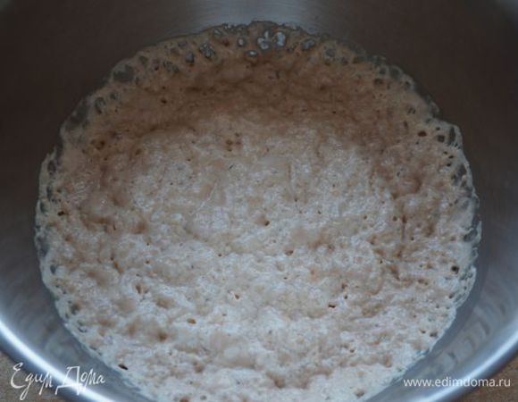 В теплое молоко накрошить дрожжи, добавить 1 ст.л. сахара, размешать и оставить в теплом месте до появления пузырьков (около 15 минут).