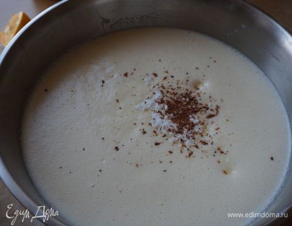 Масло растопить, слегка остудить, смешать с яйцами и опарой, добавить ваниль и тертый мускатный орех.