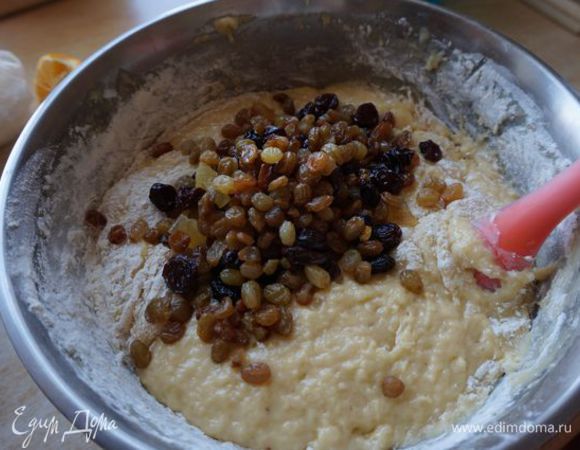 Изюм перебрать, вымыть, всыпать в тесто. Предварительно изюм можно залить ромом или коньяком, оставить на столе минимум на 3 часа, а лучше на ночь.