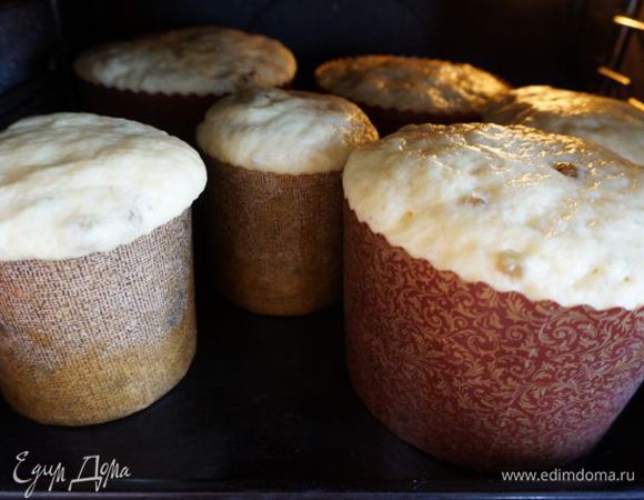 Вот так выросли мои уже через 3 часа! Выпекать в разогретой до 200"С духовке около 30 минут (в зависимости от размера куличей), остудить на решетке в горизонтальном положении.