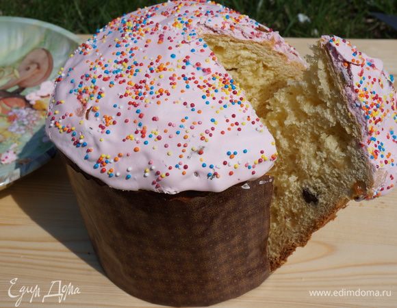 Покрыть куличи глазурью (белок+ сахарная пудра), посыпать пасхальной крошкой. С праздником!