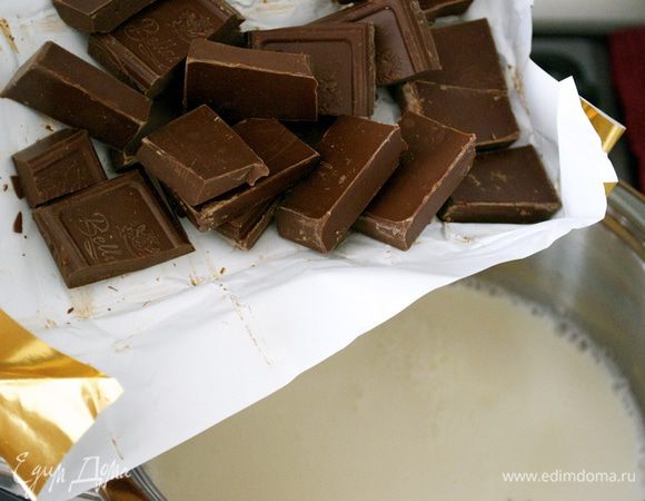 Снять кастрюльку с огня и добавить сахар и темный шоколад кусочками! Перемешать до растворения шоколада.