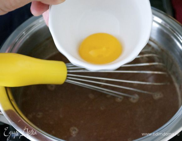 Продолжая размешивать, добавить яичный желток! Если боитесь, что желток свернется, разотрите его предварительно с половиной нормы сахара, а затем добавьте в желток немного молочно-сливочной смеси. Перемешать, перелить желток в кастрюльку и снова все перемешать. 