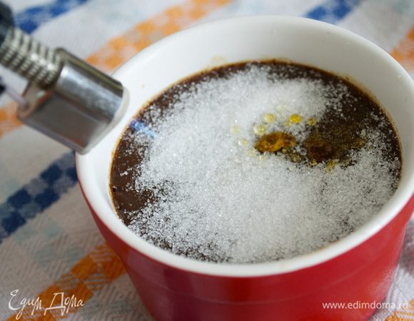 Перед подачей десерта насыпать на поверхность крема сахар (лучше коричневый, но у меня белый...на этот раз!). С помощью специальной горелки расплавить и карамелизовать сахар!   