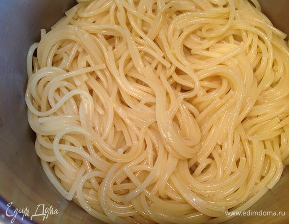 Духовку разогреть до 200 градусов. Макароны отварить до состояния аль-денте.