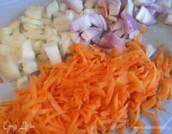 Лук очистить, мелко нарезать и жарить на оливковом масле 4-5 минут. Морковь натереть на крупной терке и добавить к луку, жарить еще 4-5 минут.