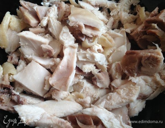 Куриное мясо разобрать на волокна и добавить в сковороду к луку. Приправить кориандром, солью, перцем, положить лимон и готовить помешивая, на среднем огне примерно 5 минут.