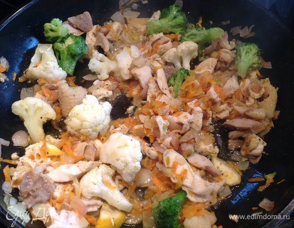 Добавить цветную капусту и брокколи, готовить еще 2-3 минуты.