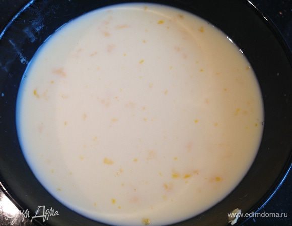 Сыр натереть. Яйца взбить с молоком, добавить сыр хорошо перемешать.