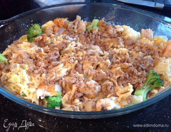 В форму для запекания равномерно выложить макароны, курицу с овощами, посыпать панировочными сухарями, залить соусом и запекать 30 минут.