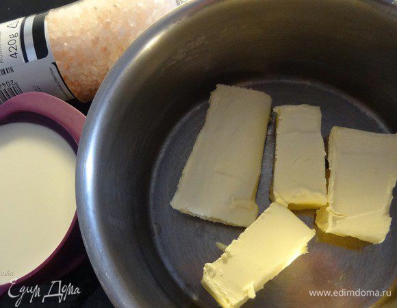 Сливочное масло (можно заменить на сливочный маргарин) нарезать кусочками и положить в небольшую кастрюльку (лучше из нержавейки), добавить туда же молоко, соль и довести до кипения.