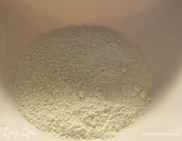 В это время муку смешать с разрыхлителем, и как только молоко закипит, смело всыпать мучную смесь в кастрюльку, огонь выключить и энергично мешать.