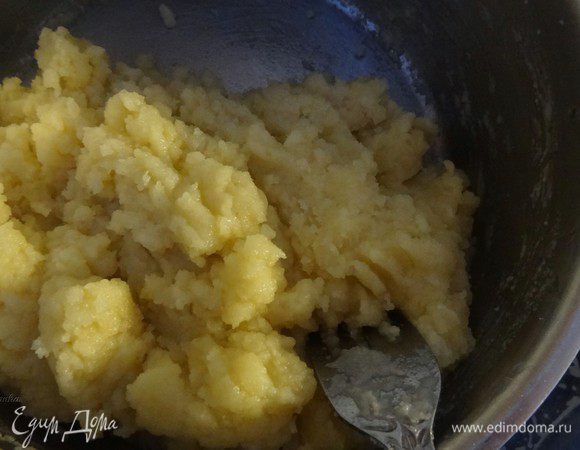 Пока тесто не станет отделяться от стенок кастрюли и сформировываться в рыхлый ком.
