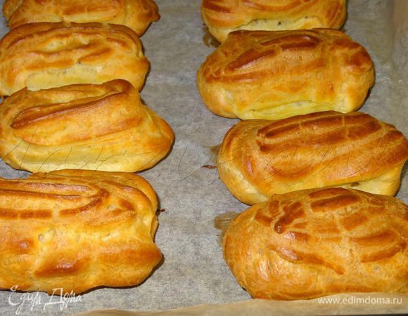 Печь пирожные в разогретой духовке примерно 25–30 минут при 200°С. Дверцу духовки первые 20 минут не открывать! Вот они после выпечки.