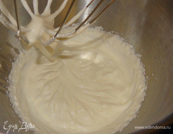 Для крема взбить сливки до пиков.