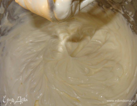 Добавить творог, сахарную пудру и ванильный сахар. Я использовала мягкий перетертый творог. Получится густой крем.