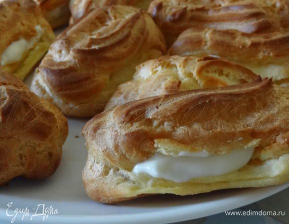 Сделать надрез у каждого пирожного, начинить сливочно-творожным кремом c помощью кондитерского шприца.