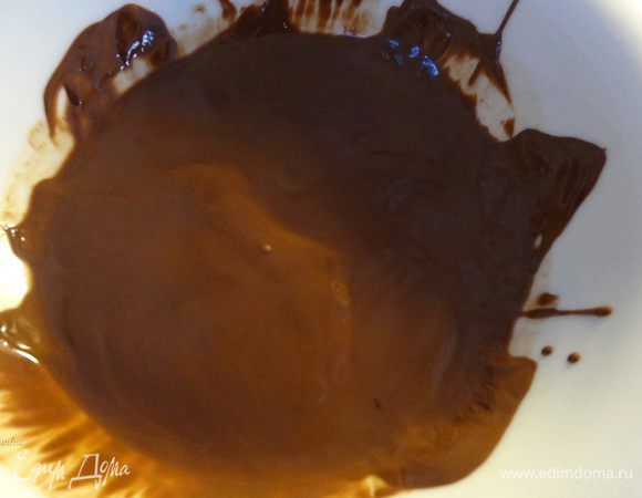 Для глазури растопить шоколад на водяной бане, добавить растительное масло и хорошо перемешать.