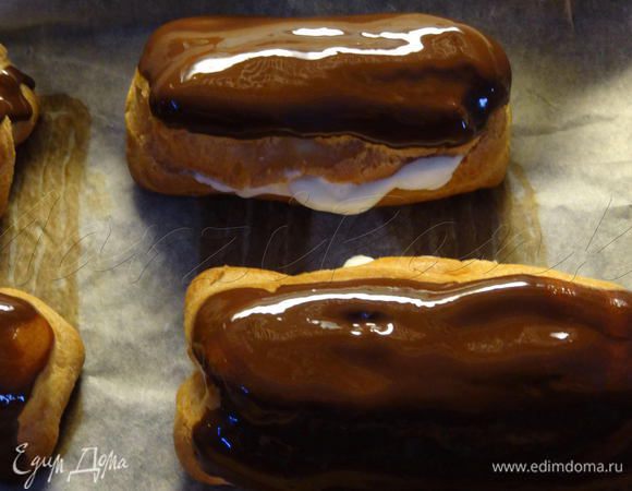 Обмакнуть верх каждого пирожного в растопленный шоколад.