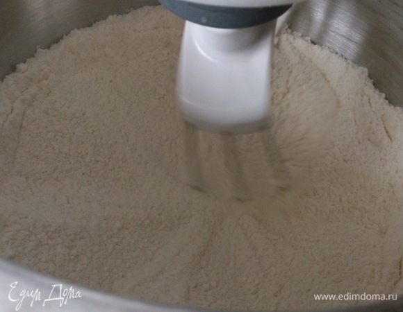 В отдельной емкости смешать все сухие ингридиенты. Я смешивала сразу в чаше комбайна. Не забывайте, что используем муку для бисквита!