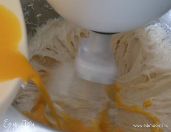 Добавить молочно-желтковую смесь в 3 приема. После каждого 30 по секунд взбивать.
