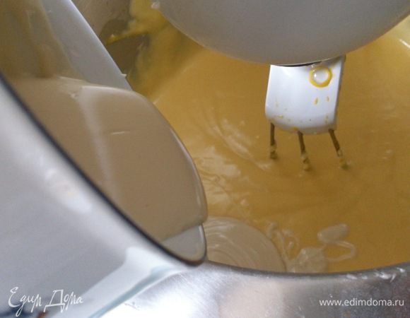 Добавить остывший шоколад и размешать до однородного состояния.