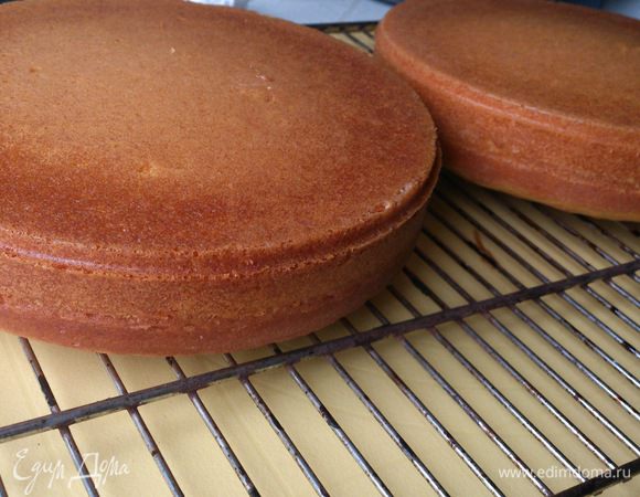 Выпекать до сухой спички. Здесь важно бисквит не пересушить. Бисквит не должен во время выпекания отойти от стенок формы. Это первый признак того, что бисквит пересушен. В моей духовке бисквит выпекался 35 минут. Первые 150 минут остудить в форме на решетке, а затем вынуть из формы и оставить до полного остывания.