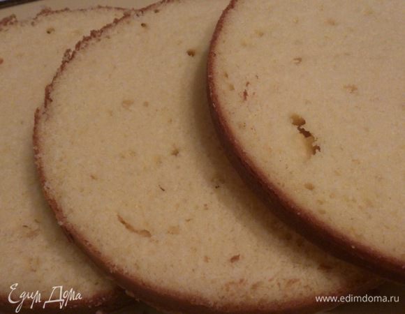 Бисквит желательно выдержать сутки для созревания. Тогда его будет легко резать и он не раскрошится. Для этого бисквита данный момент очень важен, т.к. бисквит очень нежный. Если времени выдерживать у вас нет, то можно положить на 1-2 часа в морозилку. разрезать по горизонтали на 4 части.