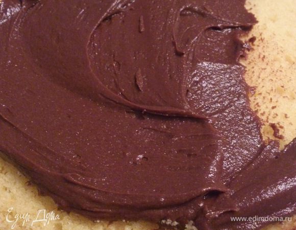 Промазать коржи кремом.