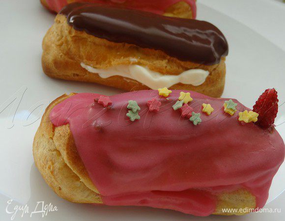 Часть пирожных я украсила клубничной помадкой. Bon appétit!