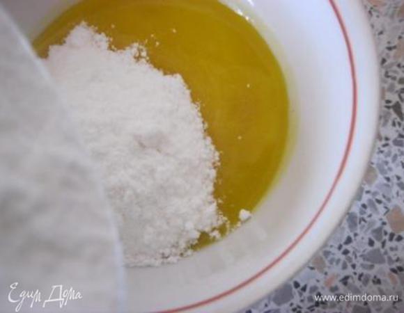 Изюм промыть, удалить веточки, залить 2 ст.л рома, минут на 30.

Кедровые орехи прокалить пару минут на сковороде.

Фисташки порубить.

Сливочное масло растопить в отдельной миске, в мв.

Яичные желтки соединить с сахарной пудрой, перемешать до однородного состояния.