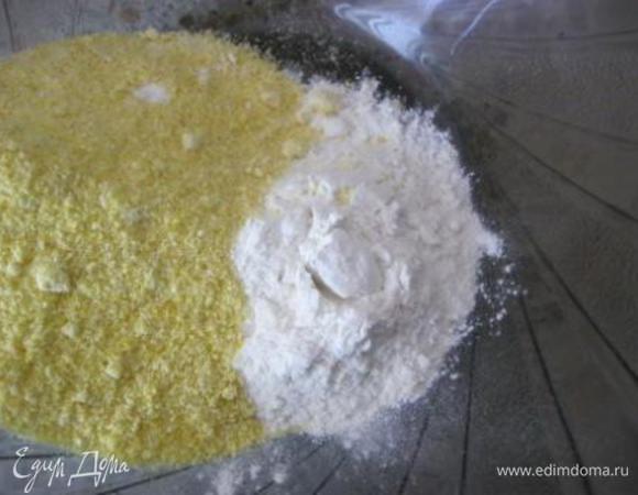 Пшеничную муку соединить с кукурузной мукой, добавить соль и соду.