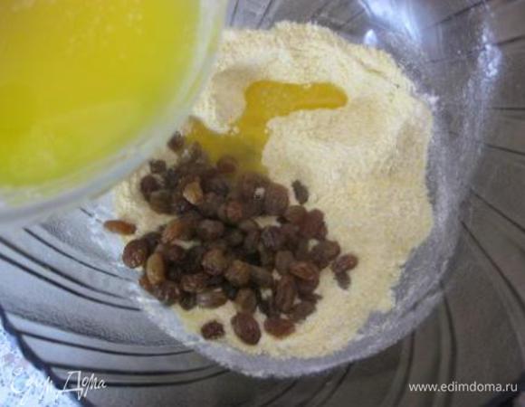Всыпать изюм ( без рома), мелко нарезанные орехи, залить растопленным сливочным маслом, перемешать.