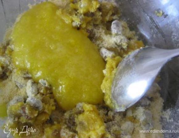 Добавить в тесто смесь из желтков и сахарной пудры, замесить тесто.