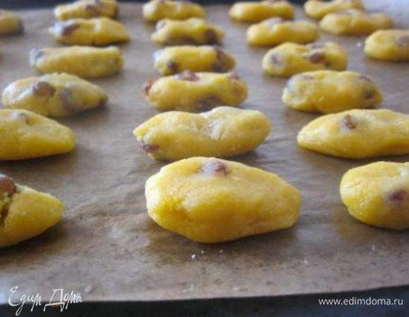 Разогреть духовку.
Сформировать из теста небольшие продолговатые брусочки, выложить на противень, застеленный п.бумагой.
* У меня получилось 29 штучек.
Выпекать 15-20 минут. при температуре 180 С.