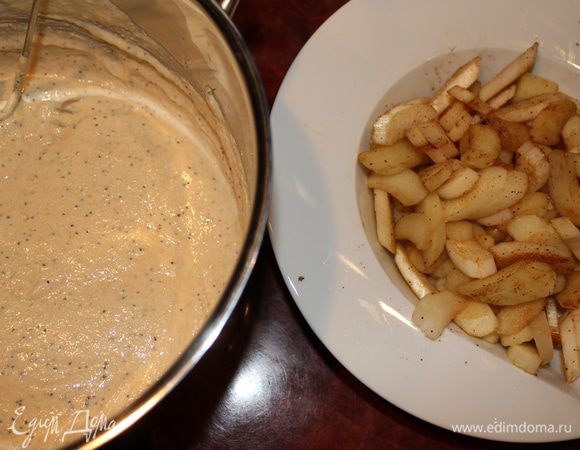 Ревень очищаем от верхних волокон, нарезаем дольками. Засыпаем 1 ст. л. сахара мусковадо  и оставляем настаиваться. Яйца взбиваем до воздушной массы. Добавляем кефир и перемешиваем. Муку смешиваем с содой и  добавляем в тесто, и все еще раз перемешиваем. Добавляем кленовый сироп и мак. 