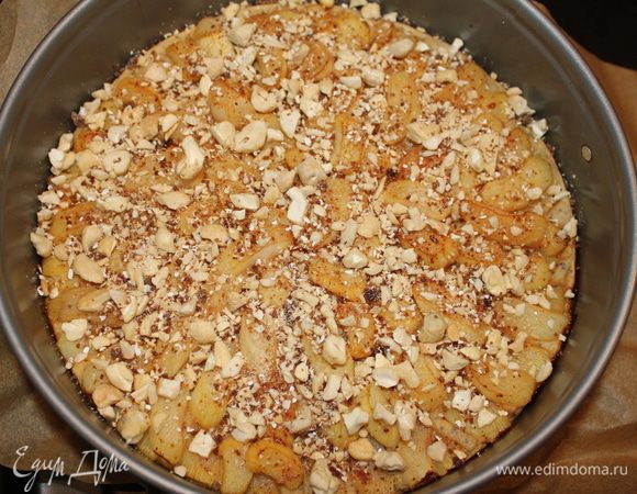 В разогретую духовку на 180 градосов ставим пирог на 25 минут. По истечению указанного времени достать пирог посыпать измельчённым кешью смешанным с 1 чайной ложкой сахара мускавадо. Продолжать печь в духовке ещё 10-15 минут. 