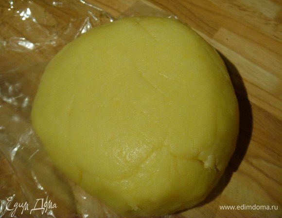 Смешаем 100 грамм муки, щепотку соли, сахарную пудру, свежий сыр и размягчённое сливочное масло в блендере, вымешиваем  в гладкое, эластичное тесто, обернём в пищевую плёнку и поставим охлаждаться в холодильник на 1 час. 